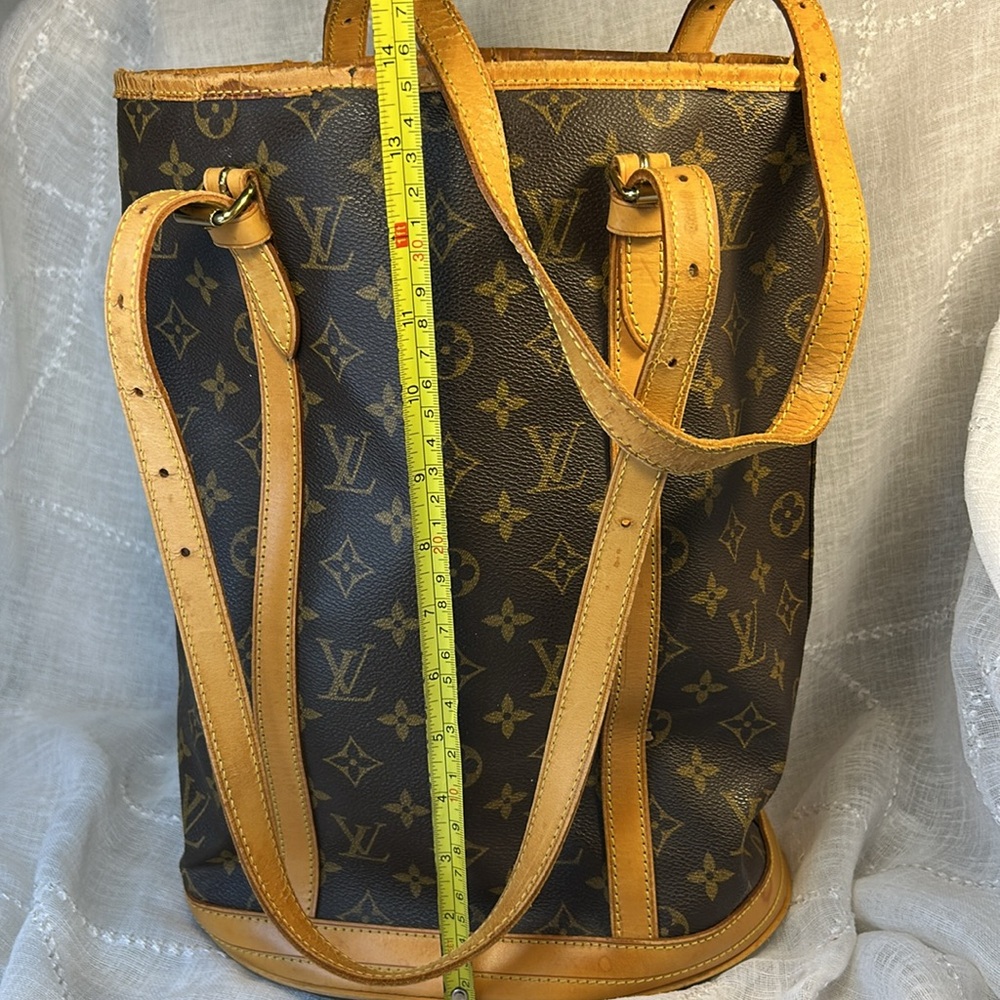 Louis Vuitton leather large bucket GM bag with chain leash inside - Picture 2 of 16